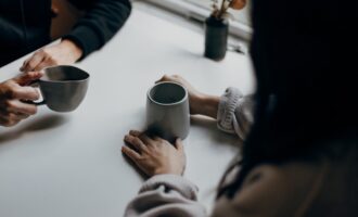 Как научиться слушать людей: практическое руководство